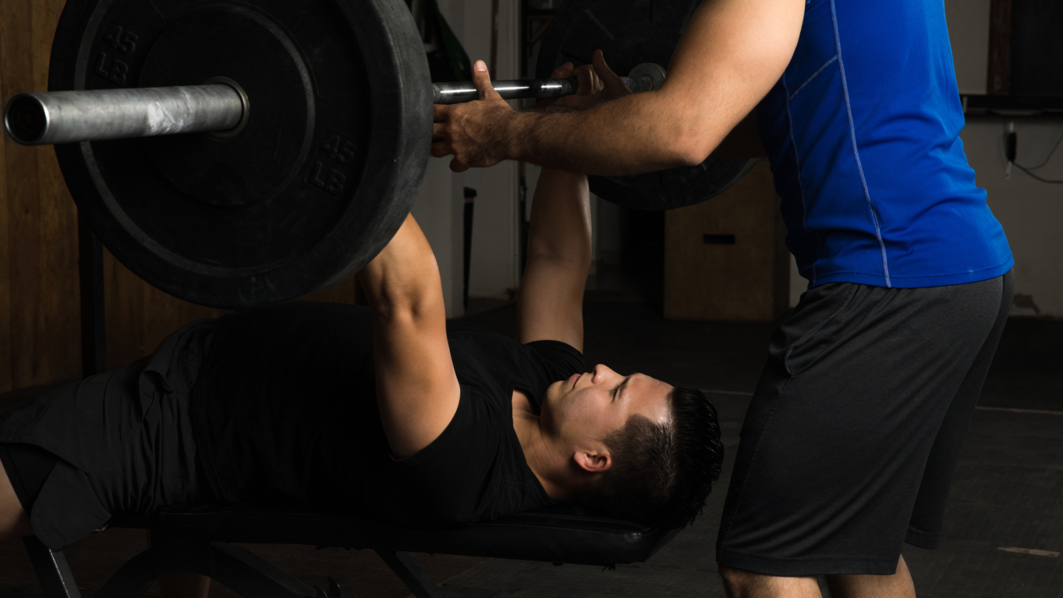 Press Banca asistido por un entrenador.